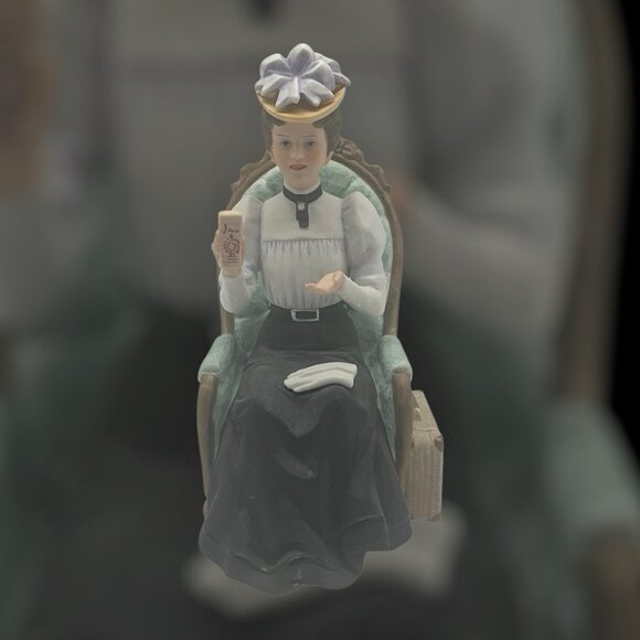 Avon VTG 1982 President s Club Albee Award Porcelain Figurine 7 InchesTall Japan - Picture 16 of 16